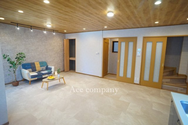 【居間・リビング】 | 生野区巽中2丁目 | 【LDK：17.7帖】リビングに収納あります♪