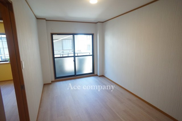 【寝室】 | 生野区巽中2丁目 | 【3階：洋室6.7帖】バルコニーに面したお部屋です☆