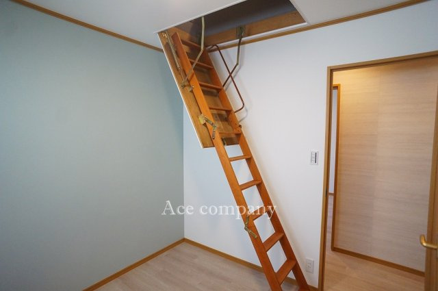 【子供部屋】 | 生野区巽中2丁目 | 【3階：洋室4.5帖】こちらのお部屋に屋根裏収納への昇降階段があります♪