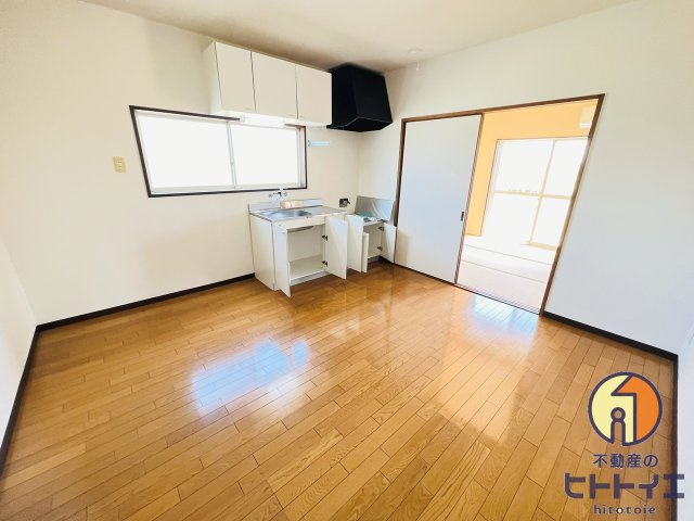 エバーグリーンの居間・リビング|ダイニングスペースです♪