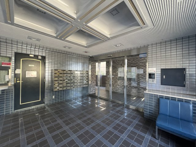 オシャレなリノベはワクワクしちゃいます♪【レゾン南林間】のエントランス|毎日通るエントランスはこのようになっています