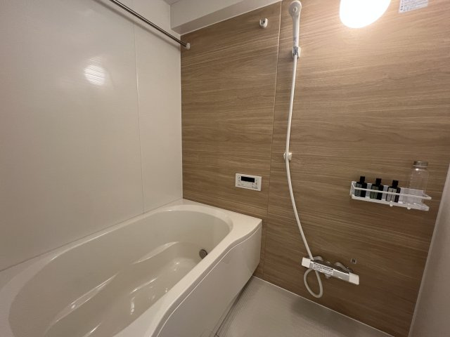 オシャレなリノベはワクワクしちゃいます♪【レゾン南林間】の浴室|きれいなお風呂です