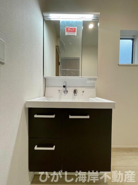 平塚市幸町　新築戸建の独立洗面台|三面鏡化粧台