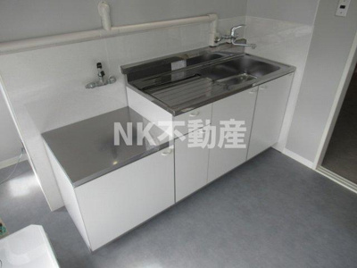 【キッチン】 | エイシン長栄寺ビル（河内永和賃貸） | コンパクトなキッチンで掃除もラクラク