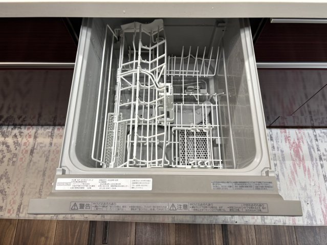 野田市柳沢　中古戸建　令和3年築のキッチン|食洗機は、食器をセットするだけで、洗浄から乾燥まで自動で行ってくれるため、家事の負担を軽減できます！