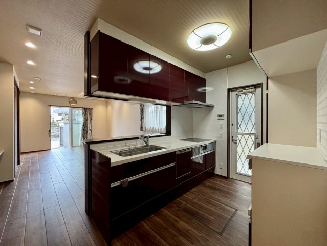 野田市柳沢　中古戸建　令和3年築のキッチン|食洗機は、食器をセットするだけで、洗浄から乾燥まで自動で行ってくれるため、家事の負担を軽減できます！