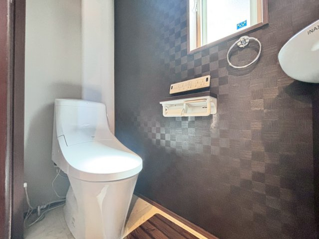 野田市柳沢　中古戸建　令和3年築のトイレ|1階温水洗浄便座です！圧迫感がない広い空間です！
空間が広いので、掃除もしやすいです！