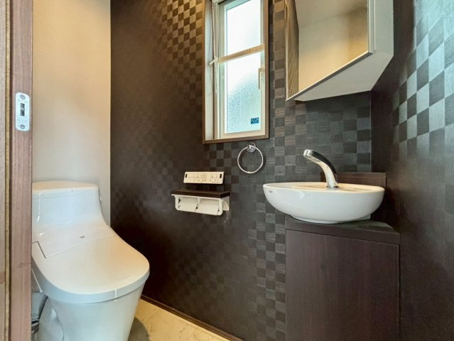 野田市柳沢　中古戸建　令和3年築のトイレ|1階温水洗浄便座です！圧迫感がない広い空間です！
空間が広いので、掃除もしやすいです！