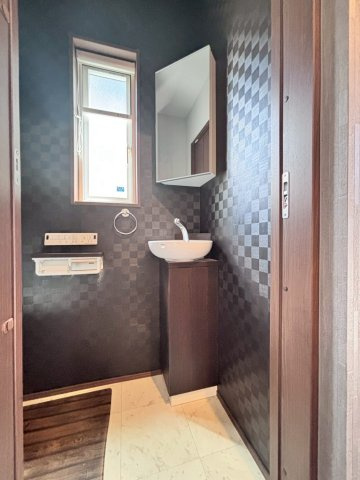 野田市柳沢　中古戸建　令和3年築のトイレ|収納力のあるミラーキャビネットとコンパクトで使いやすい洗面台は自動水栓・自動点灯で大変便利です！清掃性にも優れ、毎日を快適にサポートしてくれます！