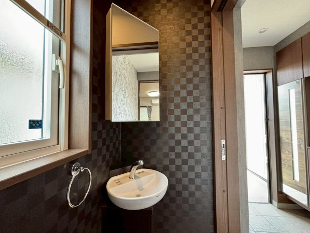 野田市柳沢　中古戸建　令和3年築のトイレ|収納力のあるミラーキャビネットとコンパクトで使いやすい洗面台は自動水栓・自動点灯で大変便利です！清掃性にも優れ、毎日を快適にサポートしてくれます！