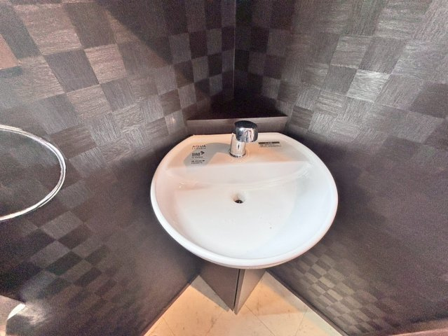 野田市柳沢　中古戸建　令和3年築のトイレ|コンパクトで使いやすく、しかも自動水栓の洗面台です！清掃性にも優れています！