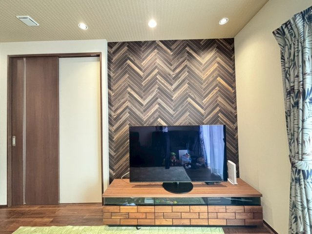 野田市柳沢　中古戸建　令和3年築の居間・リビング|テレビ背面にはアクセントクロスを採用！リビングに洗練された印象をプラス！家具との調和も良く、心地良い空間です！
