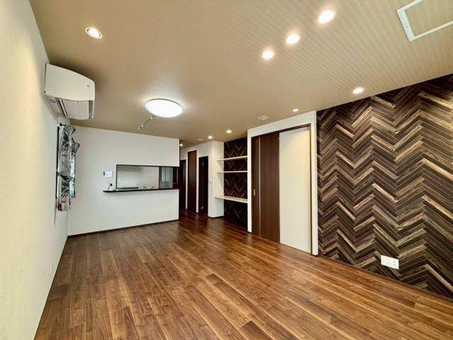 野田市柳沢　中古戸建　令和3年築の居間・リビング|テレビ背面にはアクセントクロスを採用！リビングに洗練された印象をプラス！家具との調和も良く、心地良い空間です！