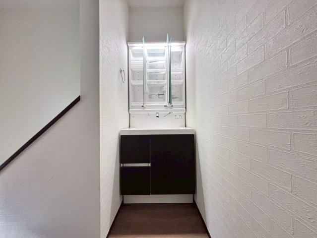 野田市柳沢　中古戸建　令和3年築の独立洗面台|2階にも洗面台があるので、朝の忙しい時間帯もスムーズに準備が出来ます！