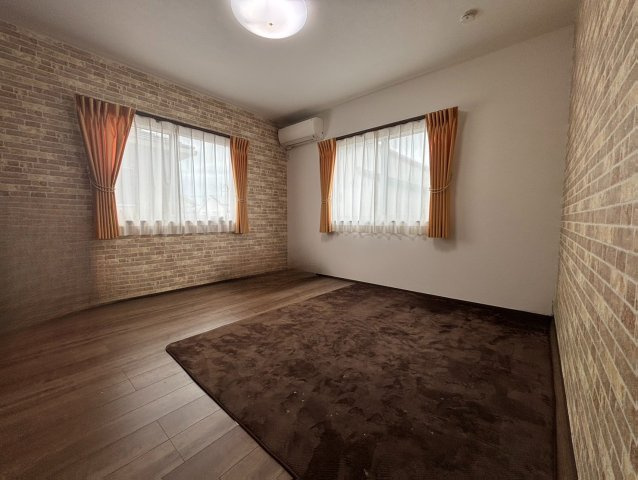 野田市柳沢　中古戸建　令和3年築の洋室|2階8帖の洋室です！2面採光で明るいお部屋です！