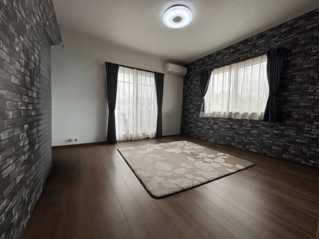 野田市柳沢　中古戸建　令和3年築の洋室|2階9帖の洋室です！黒系のアクセントクロスは落ち着く空間を演出してくれます！
