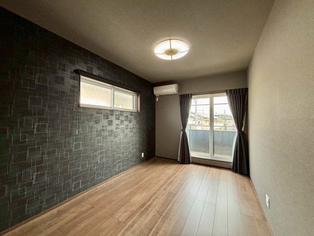 野田市柳沢　中古戸建　令和3年築の洋室|2階6.7帖の洋室です！ベッドを置いても余裕がある広さがあります！各部屋広々した間取りです！