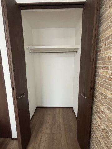 野田市柳沢　中古戸建　令和3年築の洋室|収納力があるクローゼットは、各部屋に完備！扉も付いているので、物を隠すことができ、生活感を抑えられます！