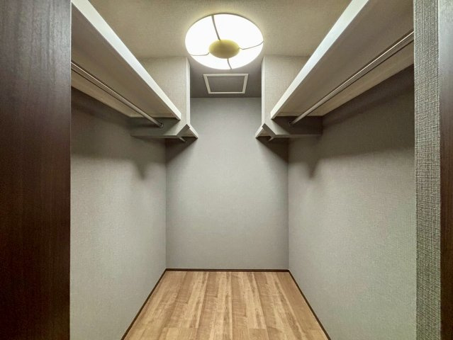 野田市柳沢　中古戸建　令和3年築の洋室|収納力があるクローゼットは、各部屋に完備！扉も付いているので、物を隠すことができ、生活感を抑えられます！