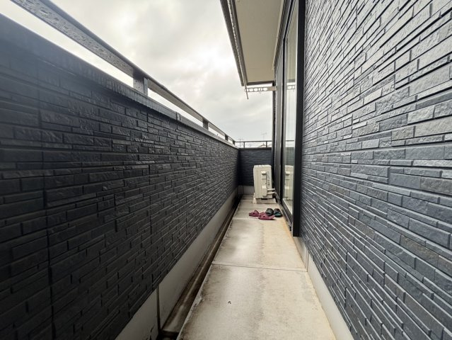 野田市柳沢　中古戸建　令和3年築のバルコニー|広々とした2面バルコニー！南向きで日当たりも良いので、お布団もストレスなく干せます！