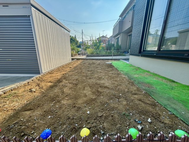 野田市柳沢　中古戸建　令和3年築の庭|日当たりの良い平坦な庭スペースが確保されています。家庭菜園やガーデニング、ウッドデッキの設置など、ライフスタイルに合わせた多彩な活用が可能です。