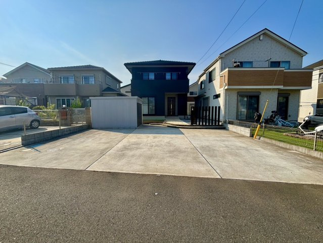 野田市柳沢　中古戸建　令和3年築の外観|駐車並列3台可能です！写真でも分かるほどスペースがあります！実際に体感してみてください♪