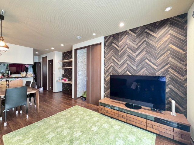 野田市柳沢　中古戸建　令和3年築の居間・リビング|18.5帖のリビングの壁紙は落ち着いた色を採用！