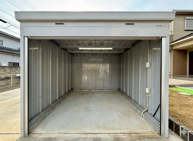 野田市柳沢　中古戸建　令和3年築の居間・リビング|18.5帖のリビングの壁紙は落ち着いた色を採用！