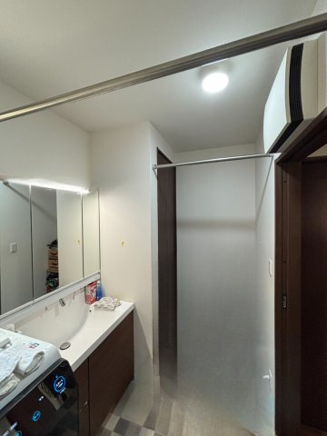 野田市柳沢　中古戸建　令和3年築の独立洗面台|独立洗面台には洗濯物が掛けられるポールが2ヶ所あります！
洗濯ものを回してすぐに洗濯物が干せます！