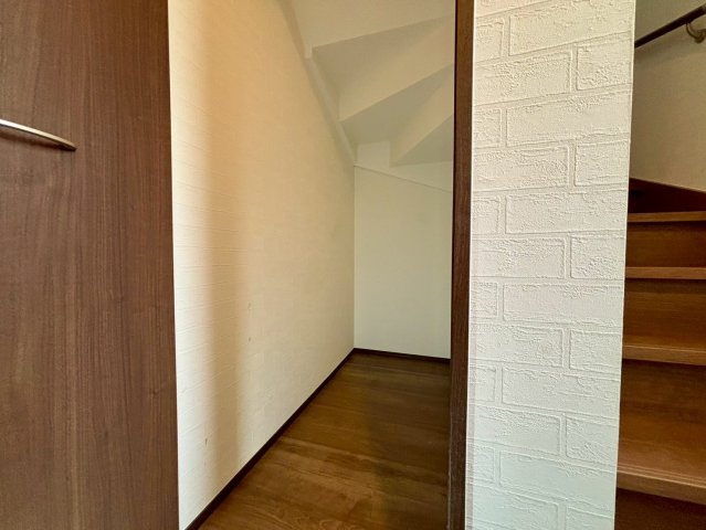 野田市柳沢　中古戸建　令和3年築の独立洗面台|独立洗面台には洗濯物が掛けられるポールが2ヶ所あります！
洗濯ものを回してすぐに洗濯物が干せます！