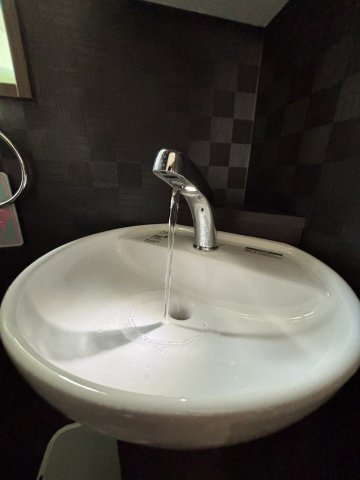 野田市柳沢　中古戸建　令和3年築のトイレ|1階トイレには手洗い場があります！水が出るタイミングで灯りがつく仕様になってます！