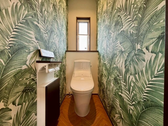 野田市柳沢　中古戸建　令和3年築のトイレ|1階トイレには手洗い場があります！水が出るタイミングで灯りがつく仕様になってます！