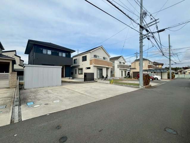 野田市柳沢　中古戸建　令和3年築の外観|駐車並列3台可能！余裕をもって駐車出来る広さがあります！
広い土地を上手く活用し、お庭スペースを確保。ガレージも設置してあり、魅力のある外構です！