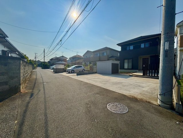 野田市柳沢　中古戸建　令和3年築の前面道路含む現地写真|南東向きで日当たり良好です！日中は陽が入るので、暖かく明るい空間となります！