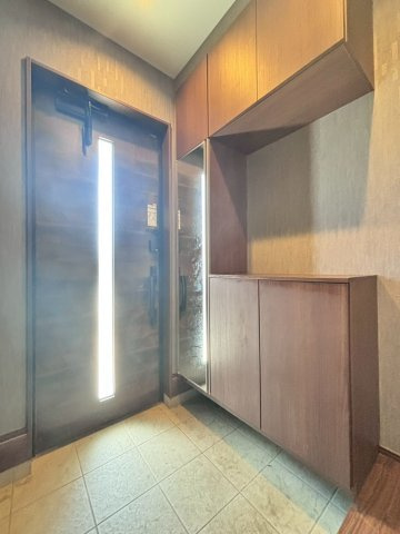 野田市柳沢　中古戸建　令和3年築の玄関|スタイリッシュな玄関を仕様！日の光が入り明るい玄関です！大容量のシューズボックスとシューズインクローゼットがあるので、収納に困りません！