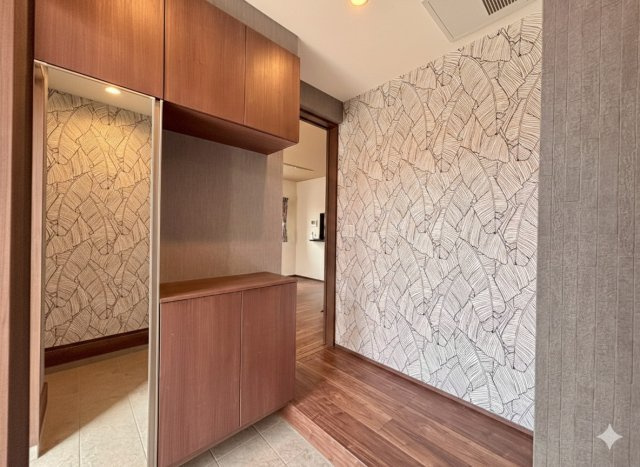 野田市柳沢　中古戸建　令和3年築の玄関|スタイリッシュな玄関を仕様！日の光が入り明るい玄関です！大容量のシューズボックスとシューズインクローゼットがあるので、収納に困りません！