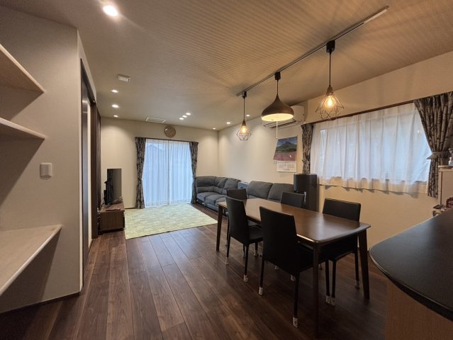 野田市柳沢　中古戸建　令和3年築の居間・リビング|18.5帖のLDKは家具家電を置いてもスペースがある広さです！オシャレなシーリングライトやダウンライトはよりオシャレな空間となっております！