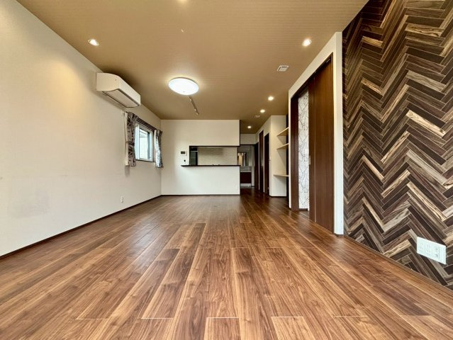 野田市柳沢　中古戸建　令和3年築の居間・リビング|18.5帖のLDKは家具家電を置いてもスペースがある広さです！オシャレなシーリングライトやダウンライトはよりオシャレな空間となっております！