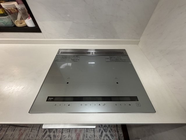 野田市柳沢　中古戸建　令和3年築のキッチン|火を使わないため火災のリスクが低く、天板がフラットで汚れを拭き取りやすいのが特徴です！