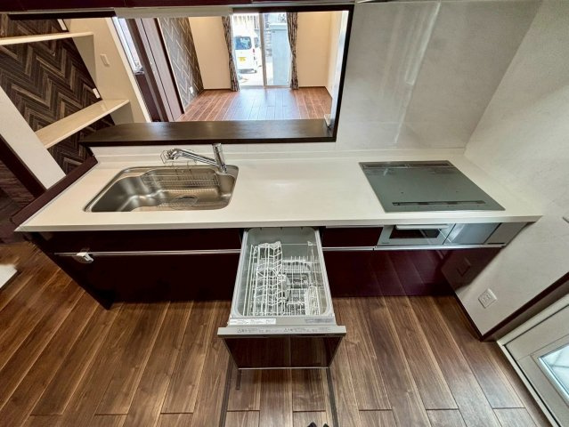 野田市柳沢　中古戸建　令和3年築のキッチン|火を使わないため火災のリスクが低く、天板がフラットで汚れを拭き取りやすいのが特徴です！