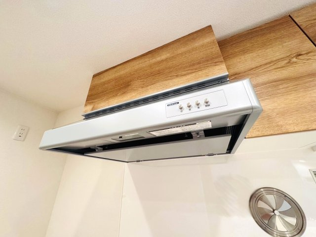 【キッチン】 | 成増ハウス（成増店） | 整流板付きでお掃除がしやすいスリムタイプ型レンジフードを採用。

