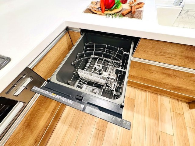 【キッチン】 | 成増ハウス（成増店） | 食器洗乾燥機標準装備。食後の片づけがはかどり、夫婦の時間を作ってくれます。
