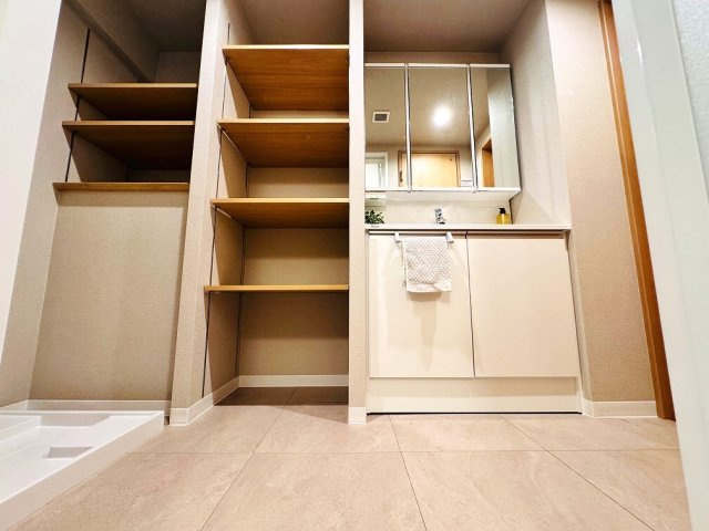 【独立洗面台】 | 成増ハウス（成増店） | 奥様嬉しい三面鏡付洗面化粧台採用。収納力もございます。
