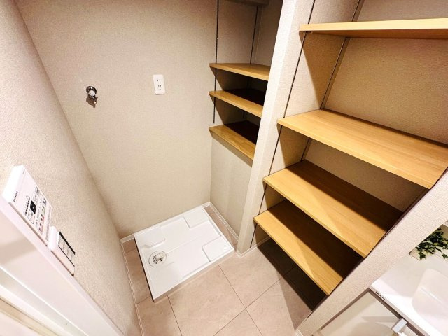 【独立洗面台】 | 成増ハウス（成増店） | 洗面室には可動棚収納を採用。洗剤から水まわり用品、タオルなどにご利用ください。
