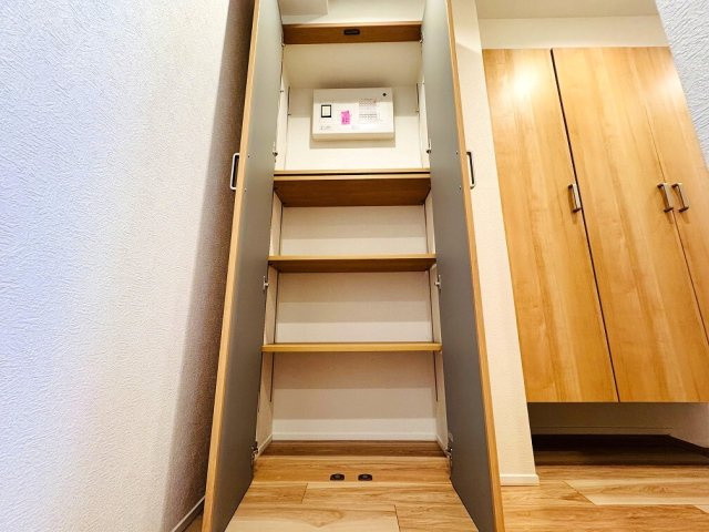 【玄関】 | 成増ハウス（成増店） | 玄関シューズボックスの隣には可動棚収納を採用。