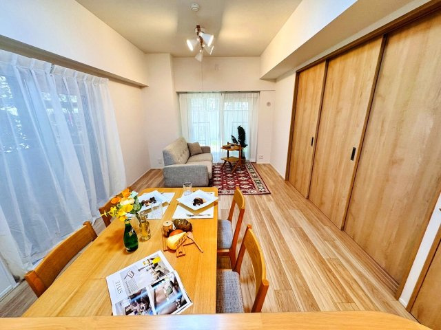 【居間・リビング】 | 成増ハウス（成増店） | 家具の配置がしやすい縦長のリビング。※家具・小物等はディスプレイ用の為、販売対象には含まれません。