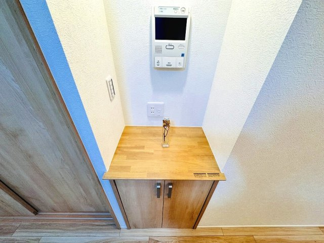 【その他】 | 成増ハウス（成増店） | リビング中ほどには天板付き収納がございます。天板上は固定電話機やルーター等にお使いください。TVモニター付きインターホン標準装備。