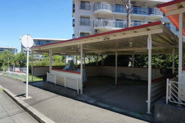 横尾１団地68号棟の駐輪場|68号棟　バイク置場・自転車置場　屋根付きです