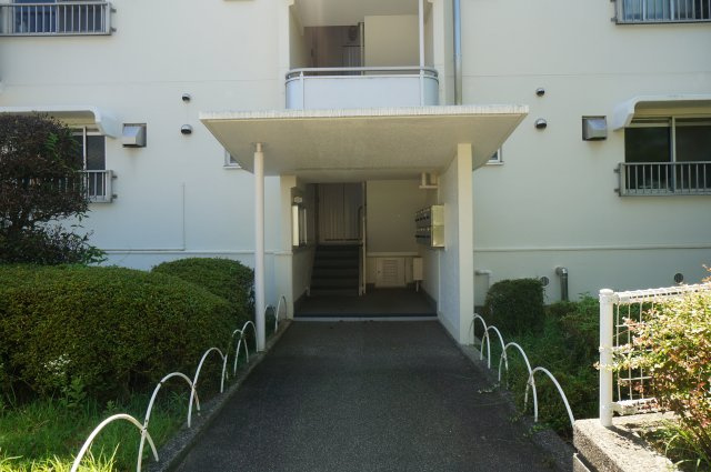 横尾１団地68号棟のエントランス