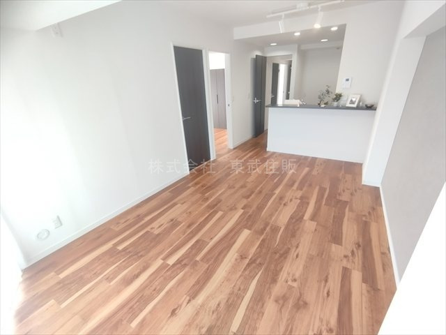 【居間・リビング】 | ザ・ステイツ志木アーバンヒルズ | こちらの14.9帖のリビングで趣味の時間をお楽しみください